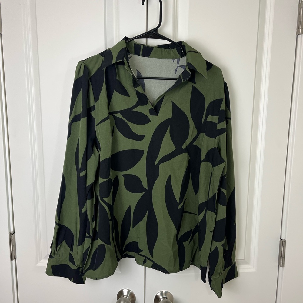 ⭐️ NEW Leaf Print Green and Black Women's Top